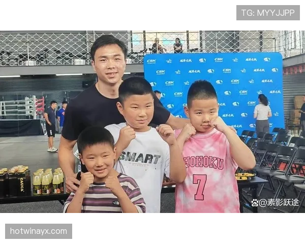 徐灿训练完直接去菜市场砍价，拳台上下两幅面孔